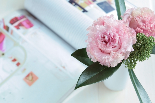 お花と結婚雑誌の写真