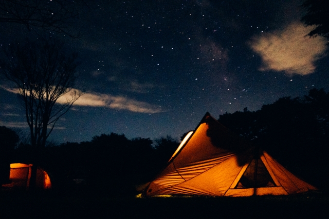 キャンプで星空が輝いている画像